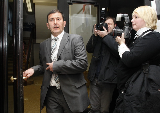 Zagreb, 040110.
Sjediste HDZ-a.
U sjedistu HDZ-a odlucije se o sankcijama Ivi Sanaderu zbog jucerasnjeg istupanja u javnosti iza ledja premijerki i predsjednici HDZ-a Jadranki Kosor.
Emil Tomljanovic odlazi sa sjednice.
Foto: Davor Pongracic / CROPIX