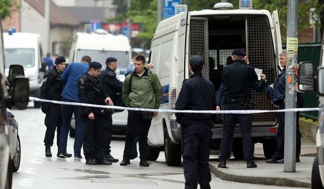 08.04.2016., Zagreb – Navijaci Crvene zvezde uhiceni su u Badalicevoj ulici uoci utakmice kosarkaske Eurolige izmedju KK Cedevita i KK Crvena zvezda nakon sto su povukli kocnicu na vlaku u blizini Ciboninog tornja. Izasli su iz vlaka i poceli bjezati. Na