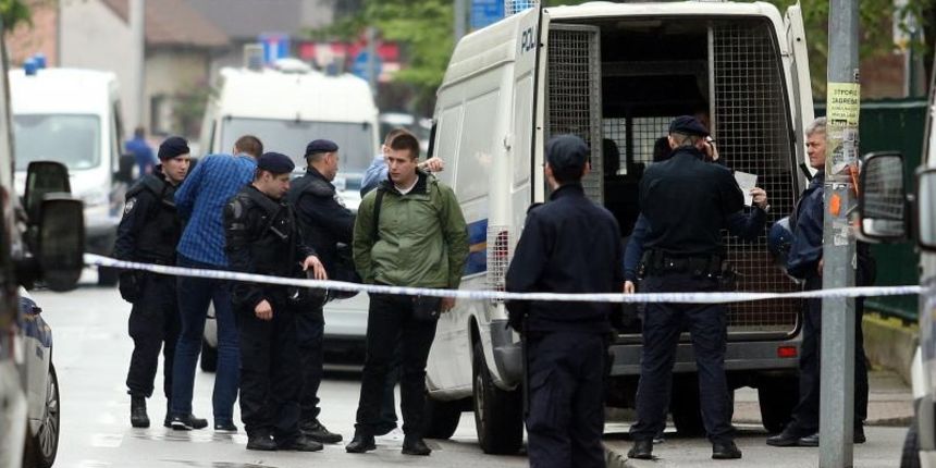 08.04.2016., Zagreb – Navijaci Crvene zvezde uhiceni su u Badalicevoj ulici uoci utakmice kosarkaske Eurolige izmedju KK Cedevita i KK Crvena zvezda nakon sto su povukli kocnicu na vlaku u blizini Ciboninog tornja. Izasli su iz vlaka i poceli bjezati. Na