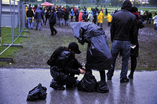 Zagreb, 160510.
Hipodrom.
Koncert heavy metal grupe Metallica.
Na slici: Publika prije koncerta.
Foto: Boris Kovacev / CROPIX