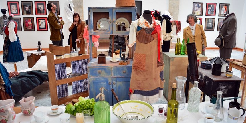 Izložba “Stoše od Foše ili ti Kate Kapuralica i Mare, Luce…..”, foto: Iva Perinčić Izložba “Stoše od Foše ili ti Kate Kapuralica i Mare, Luce…..”, foto: Iva Perinčić