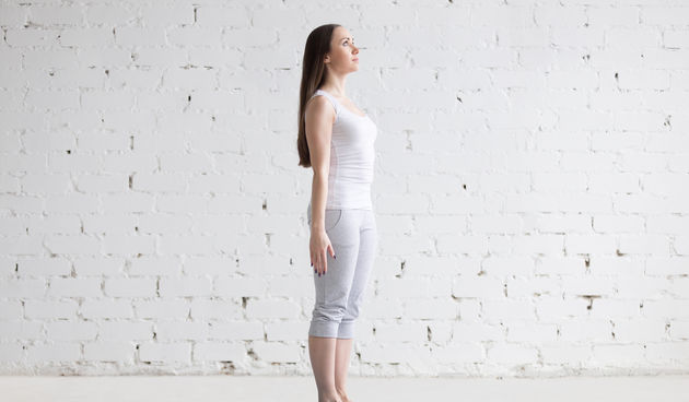 Popravite držanje – ovo je najbrži put do ravnog trbuha – bradu gore, ramena natrag i dolje, prsa van, trbuh unutra. Za dugoročno dobro držanje vježbajte jogu