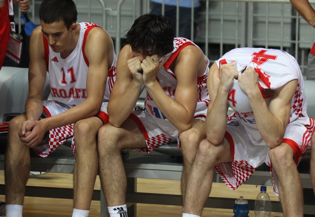Zadar, 180710.
Dvorana Kresimira Cosica na Visnjiku.
Kosarkaska utakmica za 3.mjesto Prvenstva Europe do 20 godina izmedju Hrvatske i Spanjolske.
Na fotografiji : tuga nakon izgubljene utakmice, Toni Prostran
Foto : Vladimir Ivanov / CROPIX