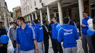 Druženje s košarkašima Zadra u Caffe baru Forum, Foto: Mia Čop Druženje s košarkašima Zadra u Caffe baru Forum, Foto: Mia Čop