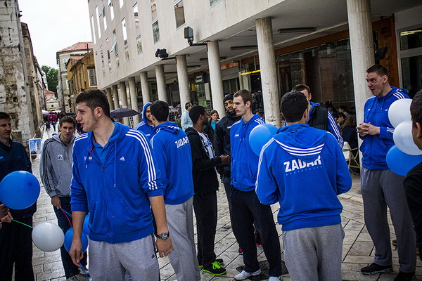 Druženje s košarkašima Zadra u Caffe baru Forum, Foto: Mia Čop Druženje s košarkašima Zadra u Caffe baru Forum, Foto: Mia Čop