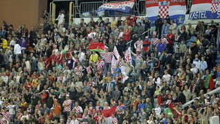 Minsk, 120809.
Stadion Dinamo Minsk.
Kvalifikacijska nogometna utakmica za Svjetsko nogometno prvenstvo 2010. Bjelorusija – Hrvatska.
Na fotografiji: Hrvatski navijaci na tribinama.
Foto : Jakov Prkic / Cropix Minsk, 120809.
Stadion Dinamo Minsk.
Kvalifikacijska nogometna utakmica za Svjetsko nogometno prvenstvo 2010. Bjelorusija – Hrvatska.
Na fotografiji: Hrvatski navijaci na tribinama.
Foto : Jakov Prkic / Cropix