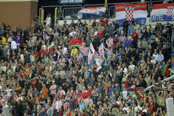 Minsk, 120809.
Stadion Dinamo Minsk.
Kvalifikacijska nogometna utakmica za Svjetsko nogometno prvenstvo 2010. Bjelorusija – Hrvatska.
Na fotografiji: Hrvatski navijaci na tribinama.
Foto : Jakov Prkic / Cropix Minsk, 120809.
Stadion Dinamo Minsk.
Kvalifikacijska nogometna utakmica za Svjetsko nogometno prvenstvo 2010. Bjelorusija – Hrvatska.
Na fotografiji: Hrvatski navijaci na tribinama.
Foto : Jakov Prkic / Cropix