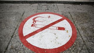 Veliki znak zabranjenog pusenja postavljen je ispred zgrade gimnazije u parku Vladimira Nazora. Ucenici koji budu u prekrsaju prvi put ce biti opomenuti dok sljedeceg puta sankcije ce biti stroze. Photo: Filip Brala/PIXSELL