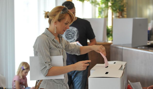 Zadar, 190513.
Lokalni izbori 2013. 
Otprilike 3,7 milijuna biraca danas bira opcinske nacelnike, gradonacelnike i zupane, te lokalna i regionalna predstavnicka tijela za iduce cetiri godine.
Na fotografiji: gradjani na izborima.
Foto: Luka Gerlanc / CROP