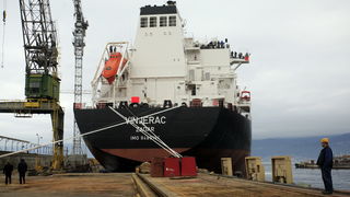 Rijeka, 251011.
U rijeckom brodogradilistu 3. maj danas je Tankerska plovidba Zadar preuzela tanker Vinjerac porinut krajem svibnja. Rijec je o drugom istovjetnom tankeru izgradjenom u 3. maju za zadarskog narucitelja. Sluzi za prijevoz nafte, naftnih pre Rijeka, 251011.
U rijeckom brodogradilistu 3. maj danas je Tankerska plovidba Zadar preuzela tanker Vinjerac porinut krajem svibnja. Rijec je o drugom istovjetnom tankeru izgradjenom u 3. maju za zadarskog narucitelja. Sluzi za prijevoz nafte, naftnih pre