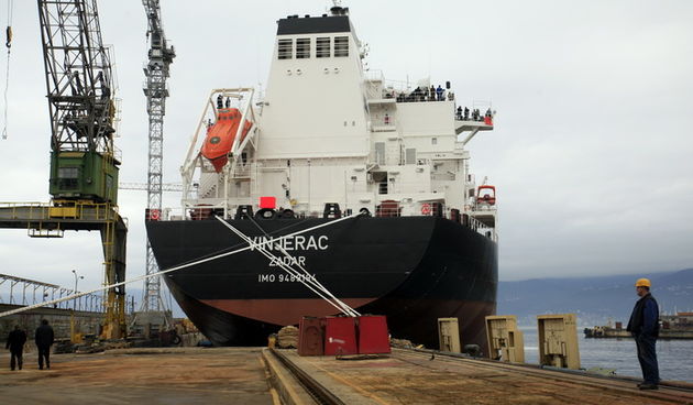 Rijeka, 251011.
U rijeckom brodogradilistu 3. maj danas je Tankerska plovidba Zadar preuzela tanker Vinjerac porinut krajem svibnja. Rijec je o drugom istovjetnom tankeru izgradjenom u 3. maju za zadarskog narucitelja. Sluzi za prijevoz nafte, naftnih pre