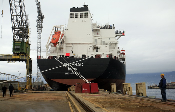 Rijeka, 251011.
U rijeckom brodogradilistu 3. maj danas je Tankerska plovidba Zadar preuzela tanker Vinjerac porinut krajem svibnja. Rijec je o drugom istovjetnom tankeru izgradjenom u 3. maju za zadarskog narucitelja. Sluzi za prijevoz nafte, naftnih pre Rijeka, 251011.
U rijeckom brodogradilistu 3. maj danas je Tankerska plovidba Zadar preuzela tanker Vinjerac porinut krajem svibnja. Rijec je o drugom istovjetnom tankeru izgradjenom u 3. maju za zadarskog narucitelja. Sluzi za prijevoz nafte, naftnih pre