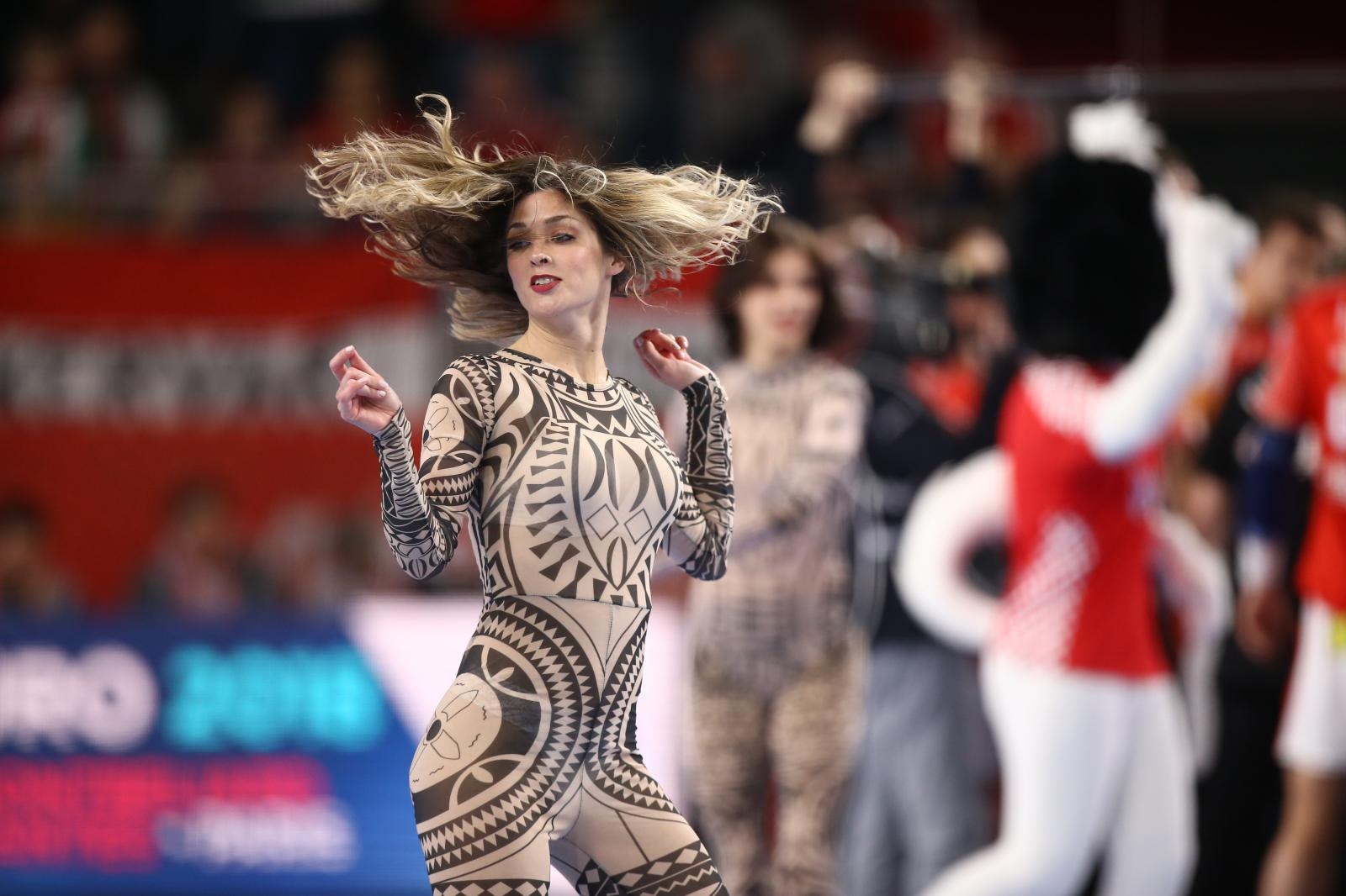 Plesačice zabavljale gledatelje na utakmici Danske i Mađarske