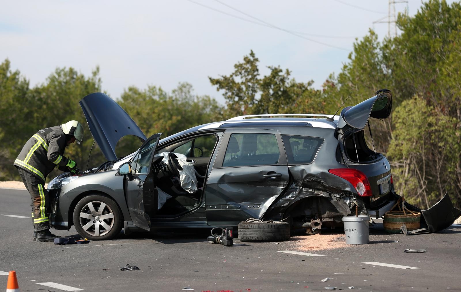 Dvoje ozlijeđenih u sudaru dva automobila na vodičkoj obilaznici, intervenirali i vatrogasci Dvoje ozlijeđenih u sudaru dva automobila na vodičkoj obilaznici, intervenirali i vatrogasci