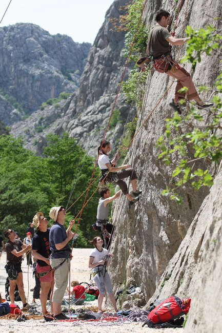 Zadar, 010510.
Na praznik rada u Nacionalnom parku Paklenica tradicionalno se okupljaju penjaci i izletnici koji su i ove godine bili u velikom broju. Takodjer se odrzalo medjunarodno natjecanje u brzom penjanju Big wall speed climbing u muskoj i zenskoj Zadar, 010510.
Na praznik rada u Nacionalnom parku Paklenica tradicionalno se okupljaju penjaci i izletnici koji su i ove godine bili u velikom broju. Takodjer se odrzalo medjunarodno natjecanje u brzom penjanju Big wall speed climbing u muskoj i zenskoj