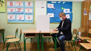 Lokalni izbori: Dr. Branko Dukić izašao na biralište Lokalni izbori: Dr. Branko Dukić izašao na biralište