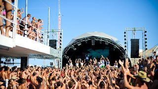 Zrce, Pag, 170812.
Tulumarenje na Zrcu traje danonocno, a najpopularniji su after beach i night party u Aquariusu.
Foto: Goran Telak / CROPIX