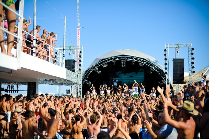 Zrce, Pag, 170812.
Tulumarenje na Zrcu traje danonocno, a najpopularniji su after beach i night party u Aquariusu.
Foto: Goran Telak / CROPIX