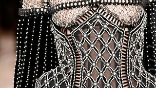 Visoka moda Alexander McQueen brenda za ovu jesen prava je poslastica za ljubitelje drame, inspirirana veličanstvenom kraljevskom odjećom.  Photo: Gianni Pucci/InDigitalteam/GoRunway.com