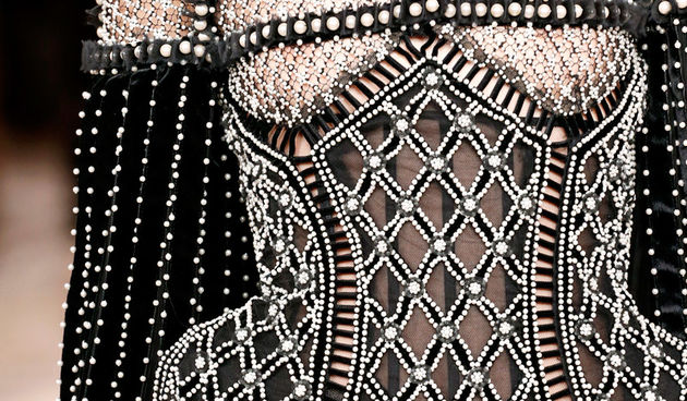 Visoka moda Alexander McQueen brenda za ovu jesen prava je poslastica za ljubitelje drame, inspirirana veličanstvenom kraljevskom odjećom.  Photo: Gianni Pucci/InDigitalteam/GoRunway.com