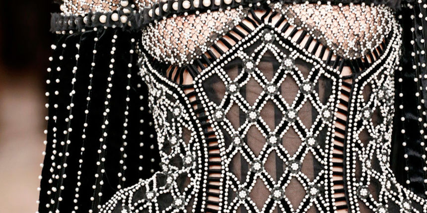 Visoka moda Alexander McQueen brenda za ovu jesen prava je poslastica za ljubitelje drame, inspirirana veličanstvenom kraljevskom odjećom.  Photo: Gianni Pucci/InDigitalteam/GoRunway.com