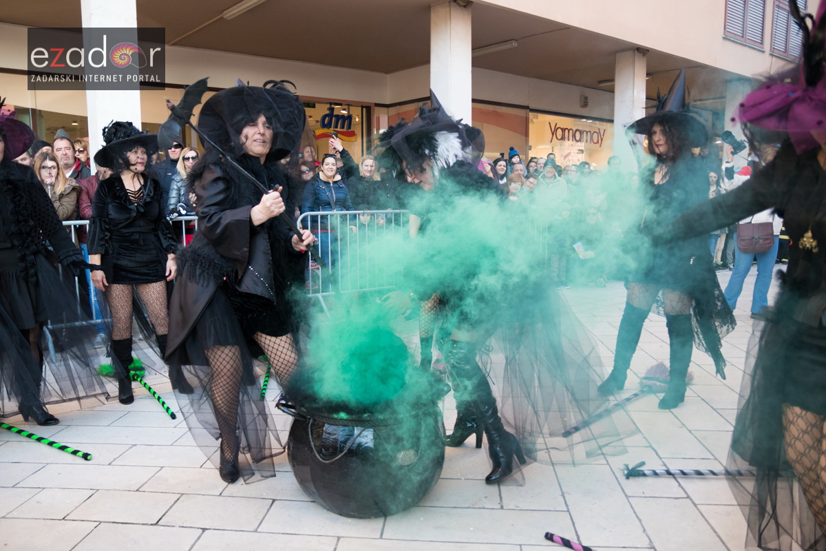 Zadarski karneval 2018: Povorka maškaranih skupina od Gradskih vrata preko Foruma do Narodnog trga Zadarski karneval 2018: Povorka maškaranih skupina od Gradskih vrata preko Foruma do Narodnog trga