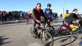 Zadar, 291212.
Bozicna biciklijada na relaciji Zadar – Vir, koja je bila najavljena za srijedu 26. prosinca te odgodjena uslijed kisnog vremena, krenula je jutros s Branimirove obale u 10 sati.
Na slici detalj sa biciklijade.
Foto: Jure Miskovic / CROPIX Zadar, 291212.
Bozicna biciklijada na relaciji Zadar – Vir, koja je bila najavljena za srijedu 26. prosinca te odgodjena uslijed kisnog vremena, krenula je jutros s Branimirove obale u 10 sati.
Na slici detalj sa biciklijade.
Foto: Jure Miskovic / CROPIX