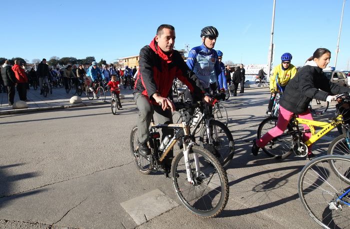 Zadar, 291212.
Bozicna biciklijada na relaciji Zadar – Vir, koja je bila najavljena za srijedu 26. prosinca te odgodjena uslijed kisnog vremena, krenula je jutros s Branimirove obale u 10 sati.
Na slici detalj sa biciklijade.
Foto: Jure Miskovic / CROPIX Zadar, 291212.
Bozicna biciklijada na relaciji Zadar – Vir, koja je bila najavljena za srijedu 26. prosinca te odgodjena uslijed kisnog vremena, krenula je jutros s Branimirove obale u 10 sati.
Na slici detalj sa biciklijade.
Foto: Jure Miskovic / CROPIX