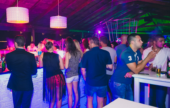 DJ Andrologic @ Cocktail bar Mango, 11.7.2015. (foto: Ivan Toman) DJ Andrologic @ Cocktail bar Mango, 11.7.2015. (foto: Ivan Toman)