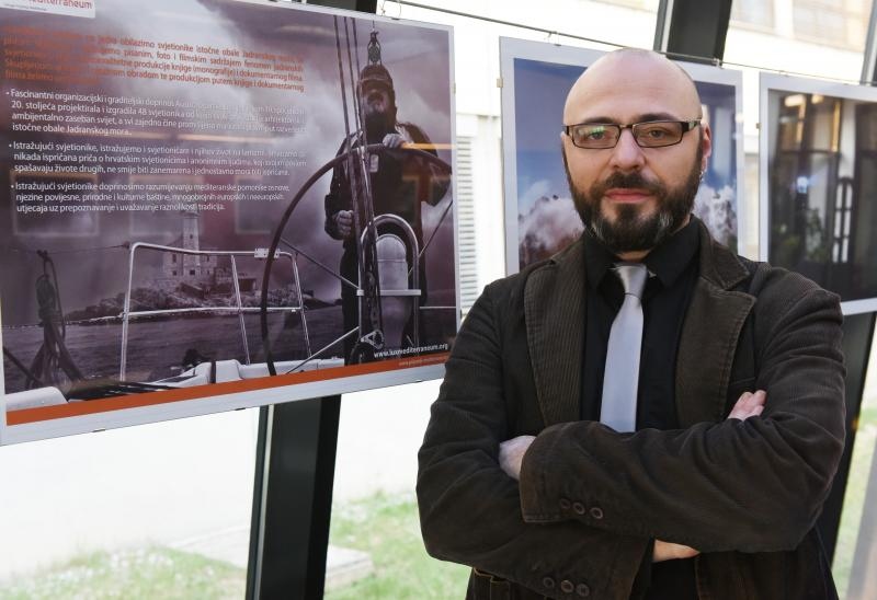 Na Filozofskom fakultetu Sveucilista u Zagrebu otvorena je izlozba i odrzano predavanje Legende svjetla. Predavanje i izlozba organizirani su uz visoko pokroviteljstvo Ureda Tonina Picule, zastupnika u Europskom parlamentu i potpredsjednika Medjuskupine z