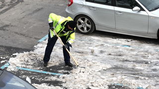 Zadar, 070212.
Iako je proslo tri dana od kako je stao padati, snijeg se zbog niskih temperatura zadrzao se na ulicama te je veliki broj ulica zaledjen sto gradjanima stvara probleme. Gradske sluzbe poduzimaju sve da ih ociste. U Zadru je trenutna tempera Zadar, 070212.
Iako je proslo tri dana od kako je stao padati, snijeg se zbog niskih temperatura zadrzao se na ulicama te je veliki broj ulica zaledjen sto gradjanima stvara probleme. Gradske sluzbe poduzimaju sve da ih ociste. U Zadru je trenutna tempera