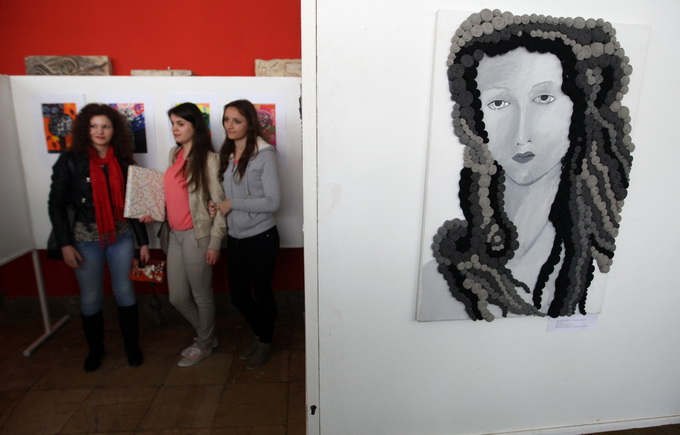 Zadar, 090413.
Narodni muzej, Poluotok. Zupanijska smotra Art dizajn ucenika srednjih skola Zadarske zupanije. Tema ovogodisnje smotre je: Amor vincit omnia (Ljubav sve pobjedjuje). Na smotri sudjeluje 8 srednjih skola Zadarske zupanije, a izlozeno je ok Zadar, 090413.
Narodni muzej, Poluotok. Zupanijska smotra Art dizajn ucenika srednjih skola Zadarske zupanije. Tema ovogodisnje smotre je: Amor vincit omnia (Ljubav sve pobjedjuje). Na smotri sudjeluje 8 srednjih skola Zadarske zupanije, a izlozeno je ok