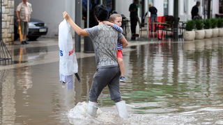 Zadar, 010912.
Nakon visemjesecne suse u Zadru se u subotu ujutro dogodio potop. Kisa je uz povremenu jaku grmljavinu pocela padati pred zoru, oko pet sati i jos nije prestala padati. Ogromne kolicine kise prekrile su prometnice na godinama poznatim kriti