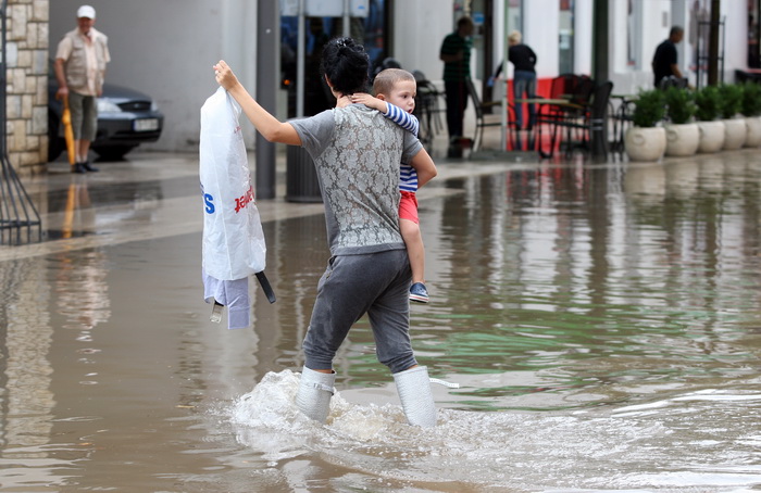 Zadar, 010912.
Nakon visemjesecne suse u Zadru se u subotu ujutro dogodio potop. Kisa je uz povremenu jaku grmljavinu pocela padati pred zoru, oko pet sati i jos nije prestala padati. Ogromne kolicine kise prekrile su prometnice na godinama poznatim kriti