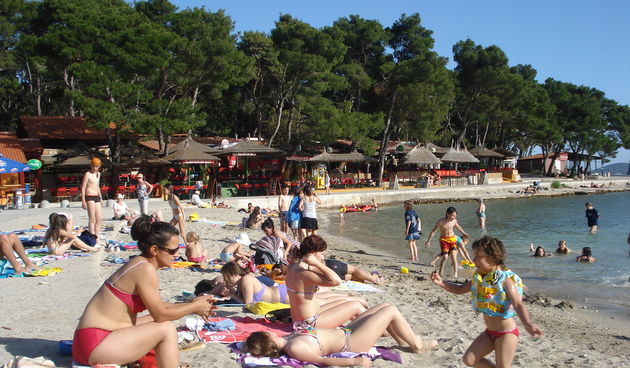 Biograd – turisti (Foto: ezadar.hr)