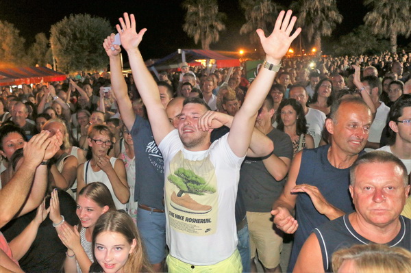 Virsko ljeto 2016: Tomislav Bralić i klapa Intrade oduševili 12 tisuća obožavatelja na virskoj rivi Virsko ljeto 2016: Tomislav Bralić i klapa Intrade oduševili 12 tisuća obožavatelja na virskoj rivi