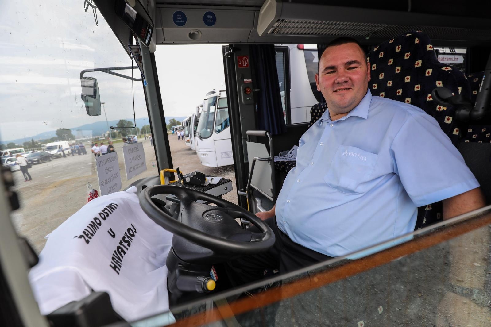 Stali autobusi, vozači upozorili: ‘Imamo 3800 kuna plaću i sad se svi čude što idemo van’ Stali autobusi, vozači upozorili: ‘Imamo 3800 kuna plaću i sad se svi čude što idemo van’