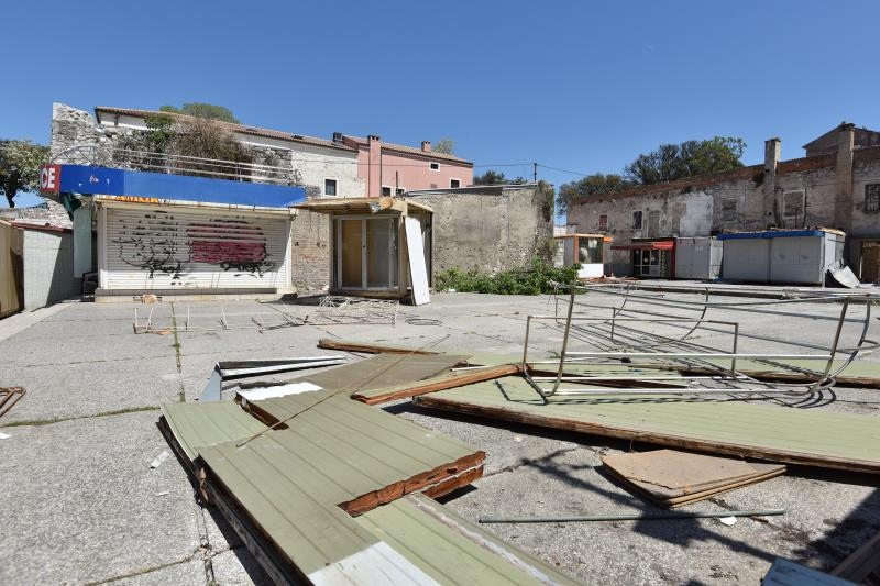 Zadar: Zbog početka radova na izgradnji TIC-a, zakupci javne površine sele na novu lokaciju, foto: Dino Stanin/PIXSELL Zadar: Zbog početka radova na izgradnji TIC-a, zakupci javne površine sele na novu lokaciju, foto: Dino Stanin/PIXSELL