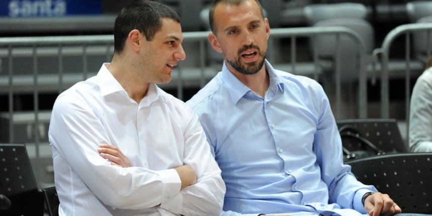 Zadar, 040513.
Dvorana Kresimira Cosica.
Kosarkaska utakmica 11. kola kosarkaske A1 lige za prvaka.
Susret KK Zadar i KK Split.
Na fotografiji: direktor KK Zadar Marino Cacic i sportski direktor KK Split Nikola Vujcic.
Foto: Luka Gerlanc / CROPIX Zadar, 040513.
Dvorana Kresimira Cosica.
Kosarkaska utakmica 11. kola kosarkaske A1 lige za prvaka.
Susret KK Zadar i KK Split.
Na fotografiji: direktor KK Zadar Marino Cacic i sportski direktor KK Split Nikola Vujcic.
Foto: Luka Gerlanc / CROPIX