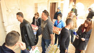 Zadarski sportaši i sportski novinari velikog srca napunili Socijalnu samoposlugu Zadarski sportaši i sportski novinari velikog srca napunili Socijalnu samoposlugu