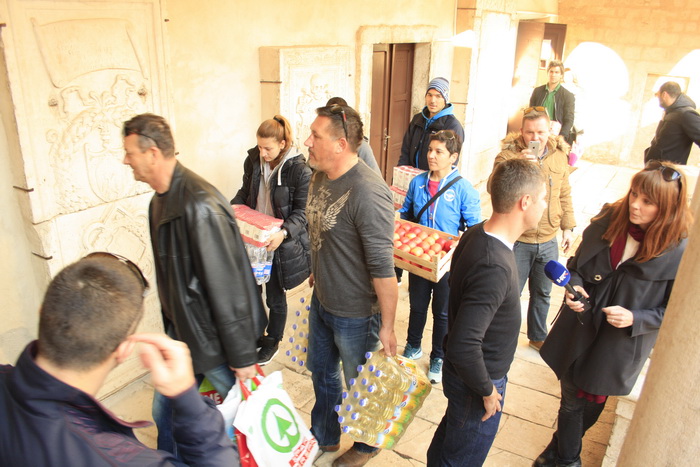 Zadarski sportaši i sportski novinari velikog srca napunili Socijalnu samoposlugu Zadarski sportaši i sportski novinari velikog srca napunili Socijalnu samoposlugu