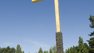 Zagreb,250611
Groblje Mirogoj.
Predsjednica Sabora Luka Bebic u drustvu potpredsjednika Vladimira Seksa i Ivana Jarnjaka u povodu Dana drzavnosti polaze vijenac na spomen obiljezju Sredisnjeg kriza u Aleji poginulih hrvatskih branitelja
Foto: Zeljko Grgic