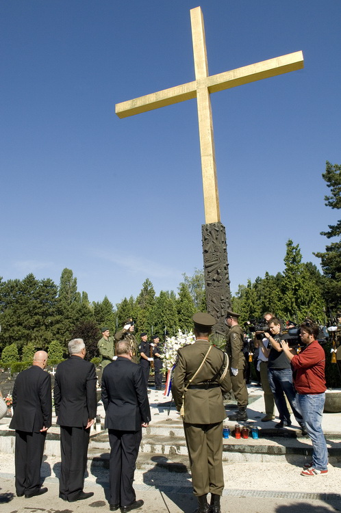 Zagreb,250611
Groblje Mirogoj.
Predsjednica Sabora Luka Bebic u drustvu potpredsjednika Vladimira Seksa i Ivana Jarnjaka u povodu Dana drzavnosti polaze vijenac na spomen obiljezju Sredisnjeg kriza u Aleji poginulih hrvatskih branitelja
Foto: Zeljko Grgic