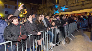 Doček 2017: Najluđa noć na zadarskom Poluotoku privukla više tisuća Zadrana i gostiju Doček 2017: Najluđa noć na zadarskom Poluotoku privukla više tisuća Zadrana i gostiju