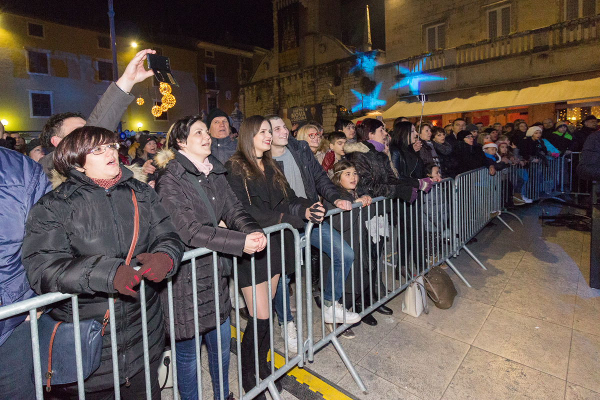 Doček 2017: Najluđa noć na zadarskom Poluotoku privukla više tisuća Zadrana i gostiju Doček 2017: Najluđa noć na zadarskom Poluotoku privukla više tisuća Zadrana i gostiju