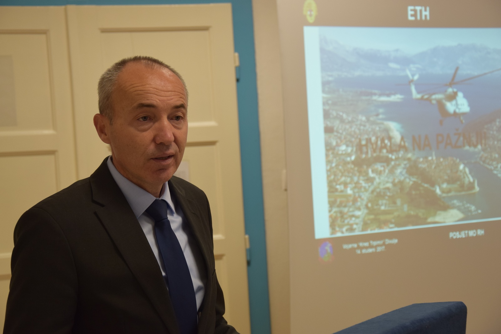 Ministar Krstičević posjetio eskadrilu transportnih helikoptera Ministar Krstičević posjetio eskadrilu transportnih helikoptera