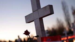 Vukovar: Lampioni osvjetljavaju 938 bijelih križeva na Memorijalnom groblju. Foto: Grgur Žućko/PIXSELL Vukovar: Lampioni osvjetljavaju 938 bijelih križeva na Memorijalnom groblju. Foto: Grgur Žućko/PIXSELL