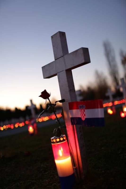 Vukovar: Lampioni osvjetljavaju 938 bijelih križeva na Memorijalnom groblju. Foto: Grgur Žućko/PIXSELL Vukovar: Lampioni osvjetljavaju 938 bijelih križeva na Memorijalnom groblju. Foto: Grgur Žućko/PIXSELL