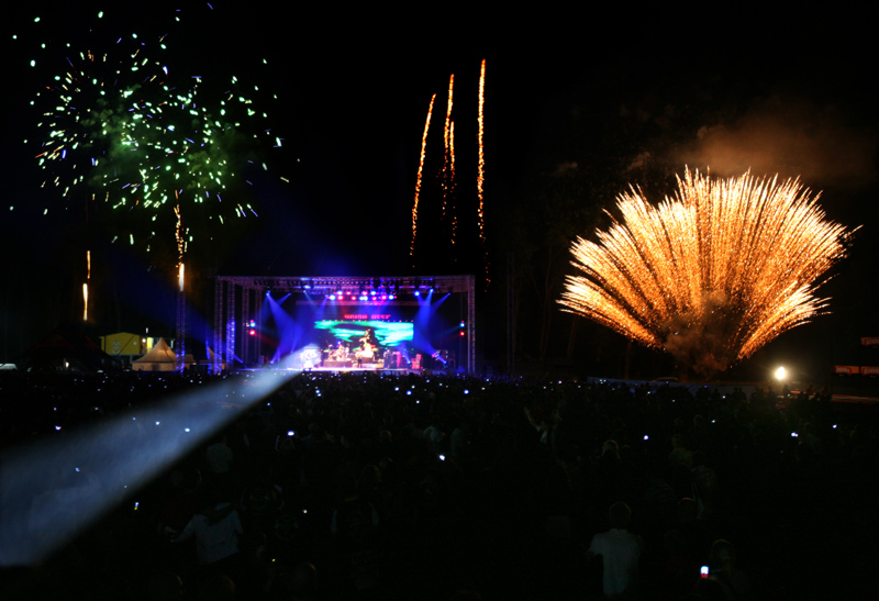 Slavonski Brod, 090509.
I druge veceri na Mega bikers susretima okupilo se oko 20 000 posjetitelja na plazi Poloj uz Savu. Zvjezde veceri bili su kultni britanski band Uriah Heep. Osim njih na susretima nastupili su Van Gogh, Opca opasnost, Hard time, tri Slavonski Brod, 090509.
I druge veceri na Mega bikers susretima okupilo se oko 20 000 posjetitelja na plazi Poloj uz Savu. Zvjezde veceri bili su kultni britanski band Uriah Heep. Osim njih na susretima nastupili su Van Gogh, Opca opasnost, Hard time, tri