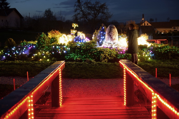 Cazma, 060412.
Obitelj Salaj iz Grabovnice kraj Cazme po prvi je put po uzoru na bozicni ugodjaj priredila i “Uskrsnu pricu”. Za tu su priliku imanje ukrasili s 2700 pisanica, zeceva, pilica i pijetlova koji svijetle po noci i ostavljaju posjetioce bez da